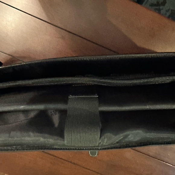 Kenneth Cole Reaction black leather laptop bag. - Picture 3 of 7